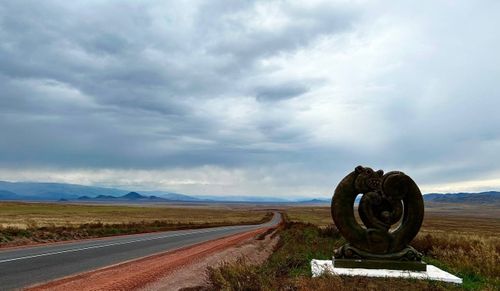 В Туве проводят ремонт дороги к селу Хадын