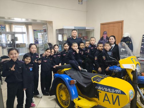 Ученики ээрбекской школы побывали в комнате истории МВД по Республике Тыва