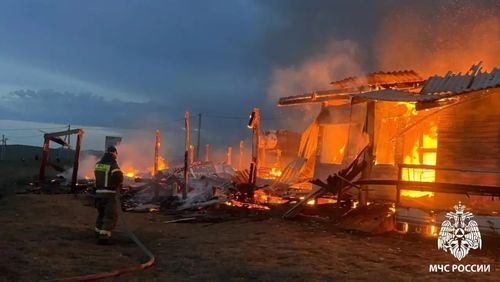 На озере Дус-Холь сгорел корпус базы отдыха