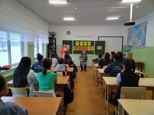 В школах Тувы провели внеурочные занятия "Разговор о важном" на тему «День матери»