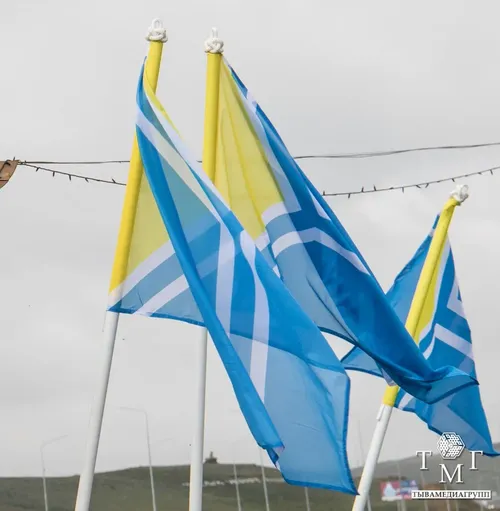 На горе Догээ установили огромный флаг Тувы