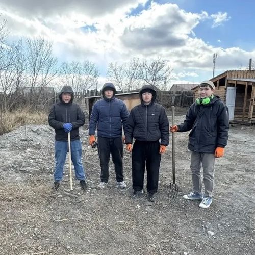 Активисты «Добрых сердец Тувы» помогли участнику СВО навести порядок на придомовой территории
