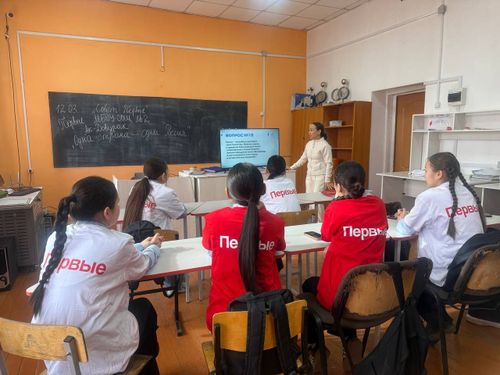 Школьники Ак-Довурака присоединились к акции ко Дню воссоединения Крыма с Россией