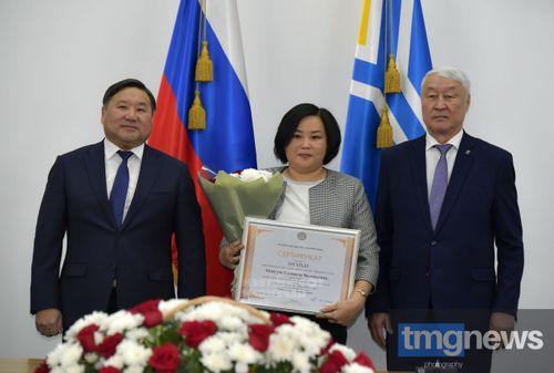 Глава Тувы вручил государственные награды отличившимся жителям республики