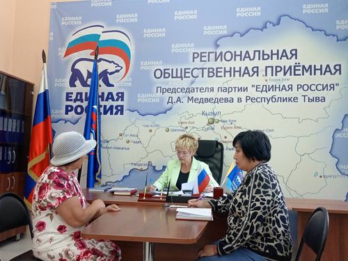 Сенатор РФ Дина Оюн провела личный приём граждан