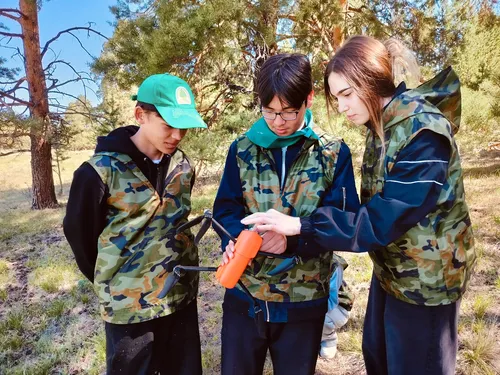 Студентов Тувы обучают управлению беспилотников для мониторинга леса