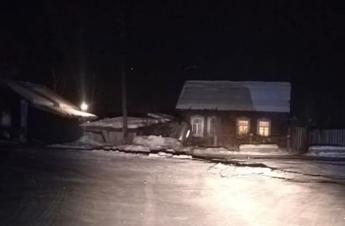 В Туве пьяный водитель на скорости влетел в забор дома