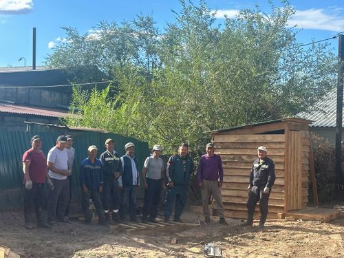 Территория бюро судебно-медицинской экспертизы преобразилась: установлены скамейки и туалет