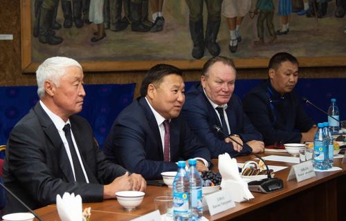 ️Глава Тувы встретился с ветеранами разных отраслей, которые внесли значительный вклад в развитие республики