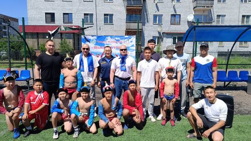 В Кызыле состоялся турнир по борьбе хуреш среди юных спортсменов
