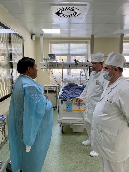 Глава Тувы навестил раненых солдат в госпитале им.Вишневского