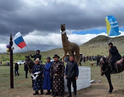 Аътка мөгейиг: Ойнаар-Тейниң эдээнде аът чарыжы