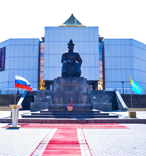 В Туве возложили цветы к памятнику основателя тувинской государственности Буяна-Бадыргы Монгуша
