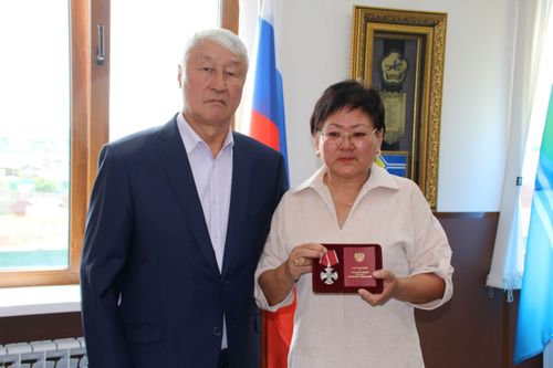 В Туве супруге погибшего добровольца передали орден Мужества