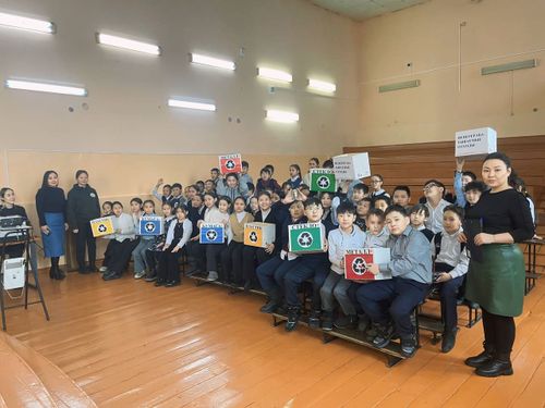 Ученикам столичной гимназии рассказали, как правильно выбрасывать мусор