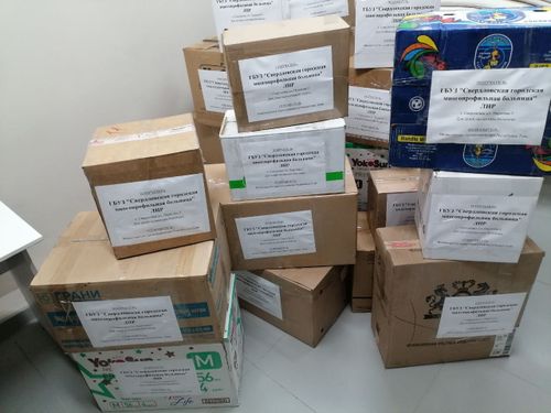 Медики Тувы отправили детям работников больницы в ЛНР праздничные подарки к Шагаа