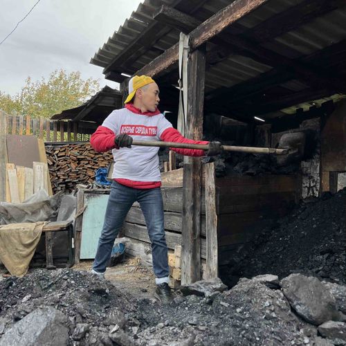 В Туве активисты «Добрых сердец Тувы» помогли ветерану перекидать уголь