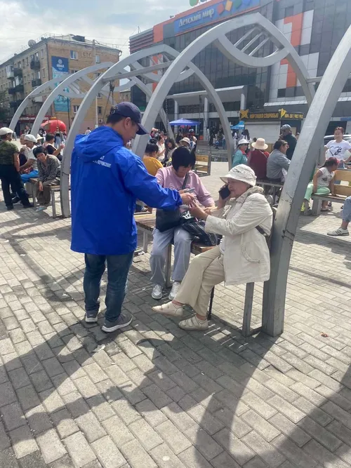 Активисты «Молодой Гвардии» Тувы раздали ленточки с российским триколором