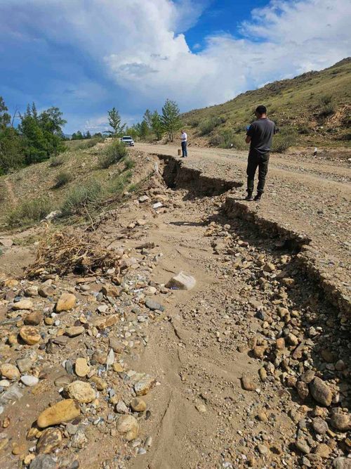 В Эрзинском районе продолжается ремонт автомобильной дороги «Подъезд к селу Нарын»