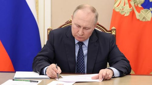 Путин подписал пакет законов о запрете пропаганды ЛГБТ и смены пола
