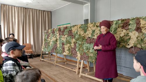 «Серебряные» волонтёры Дзун-Хемчика плетут рекордную сотую маскировочную сеть для военнослужащих