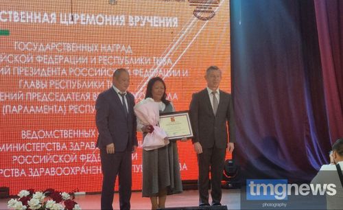 В Туве в честь Дня медицинского работника состоялось торжественное собрание