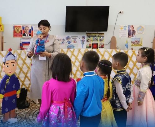 Школа назыны четпээн уруглар өөредир албан черлеринче кичээнгей