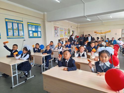 Старшеклассники самагалтайской школы № 2 вдохновляют первоклашек с помощью «Самолетиков будущего»