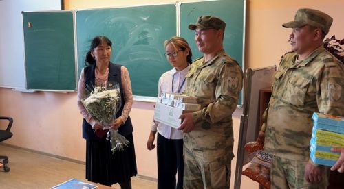 Росгвардейцы Тувы помогли воспитаннице социального Центра поздравить своего учителя