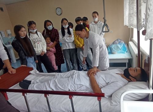 Школьникам Тувы провели экскурсию по Республиканскому медколледжу