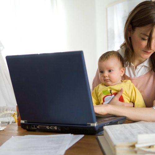 Матерям России разрешат работать дополнительно во время декрета