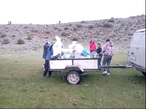 Активисты "Единой России" присоединились к субботникам в честь Дня эколога