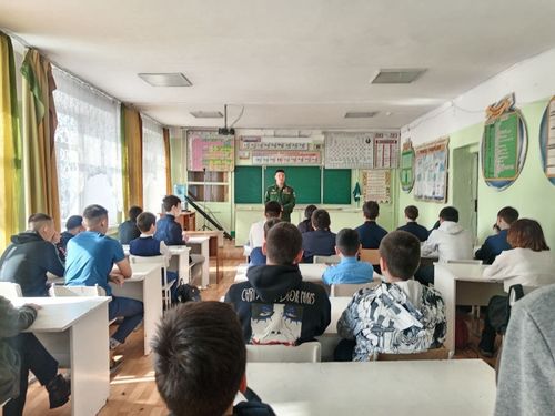 Кан-Демир Лопсан-Комбу провел «Урок мужества» в своей родной школе