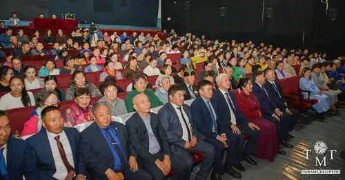 В Чадане прошло торжественное собрание в Доме культуры