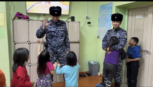 Силовики Тувы подарили воспитанникам Центра социальной помощи семье и детям теплую обувь