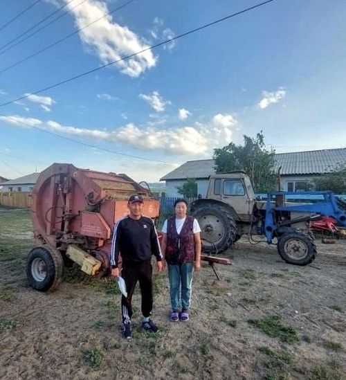 Жительница Барун-Хемчика приобрела прессовщик для сена на средства соцконтракта
