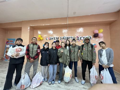 Команда Молодёжки Народного фронта поздравила детей из центра социальной помощи семьям и детям г.Кызыла