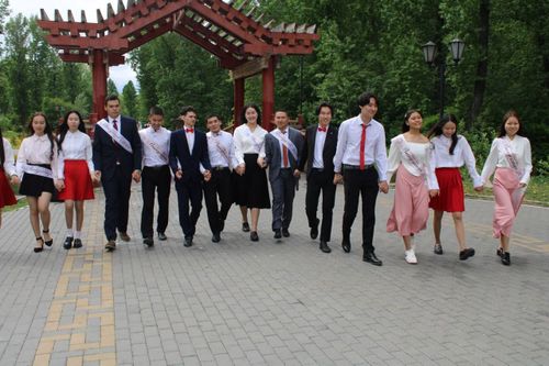 Сегодня более двух тысяч выпускников Тувы вступят во взрослую жизнь