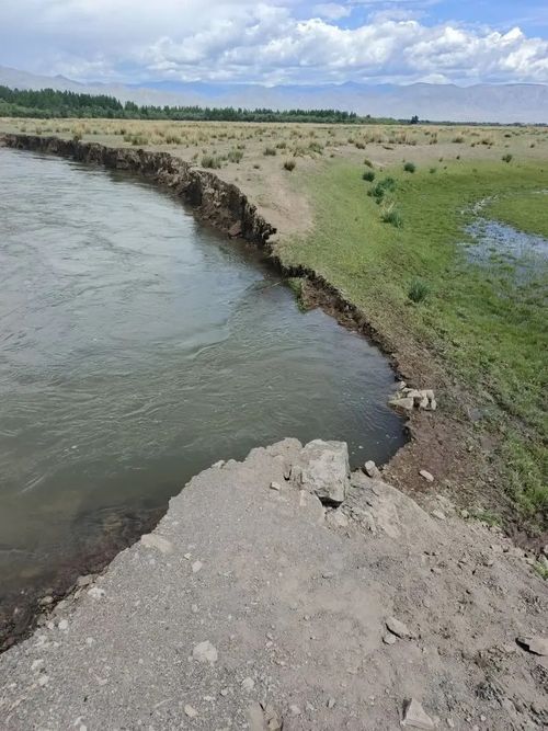 В селе Баян-Тала подмыло берег реки Хемчик — угрозы для населения нет