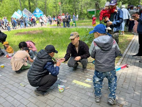 В Кызыле День защиты детей отметили конкурсом рисунков на асфальте