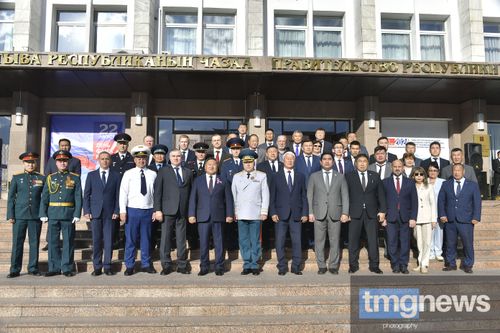 В День Государственного флага России в Туве состоялась церемония поднятия государственных флагов Российской Федерации и Республики Тыва