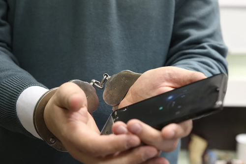 В Туве полицейские задержали карманника, похитившего сотовый телефон у несовершеннолетней девочки