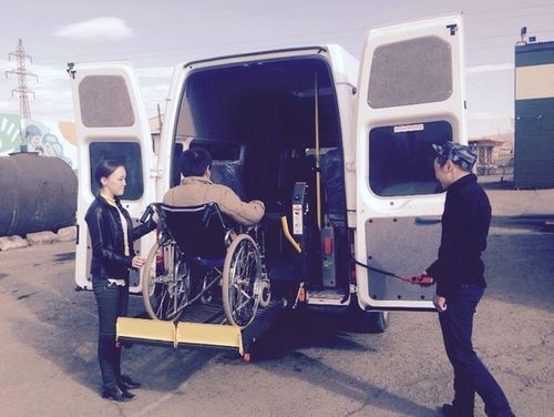 В столице Тувы продолжает работать «социальное такси» для маломобильных граждан