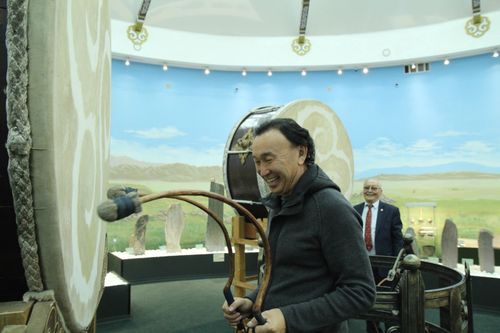 Известный скульптор Даши Намдаков прибыл в Туву