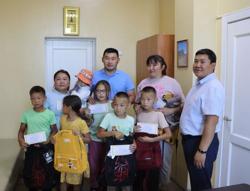 Депутаты Тувы присоединились к акции «Собери ребенка в школу»