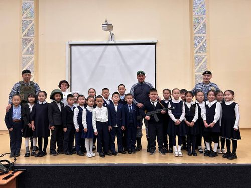 Судебные приставы провели урок мужества в школе №17 г.Кызыла