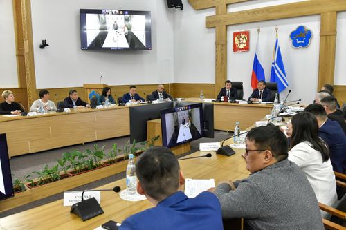 Глава Тувы Владислав Ховалыг провел рабочее совещание с замминистра строительства и ЖКХ России Никитой Стасишиным