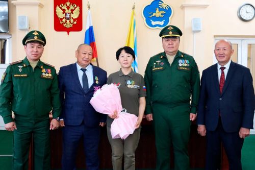 Военнослужащие 55-й бригады вручили награды депутату Верховного Хурала Тувы и руководителю исполкома Народного фронта в Туве