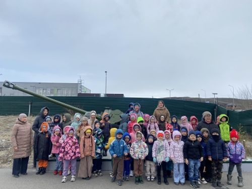 Воспитанники детского сада Кызыла возложили цветы к памятнику «Пушка»