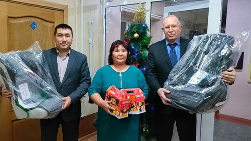 В Туве многодетным семьям вручили детские автокресла
